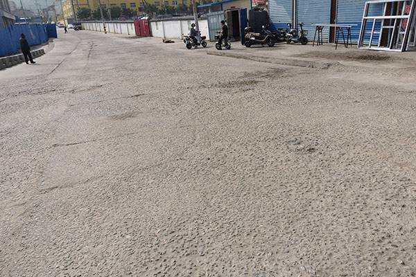 水泥地面起砂的因素有哪些？ 具体的修补方式是什么？